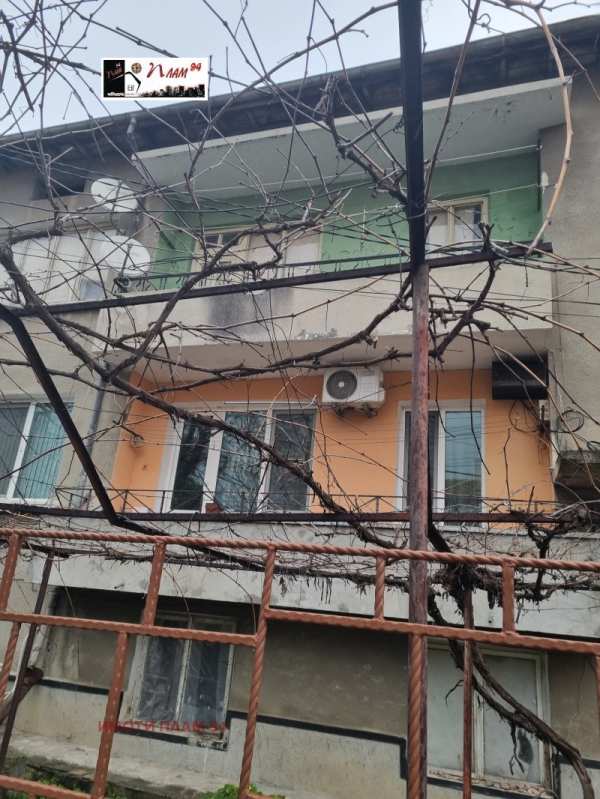 Продава етаж от къща, гр. нови пазар, област шумен