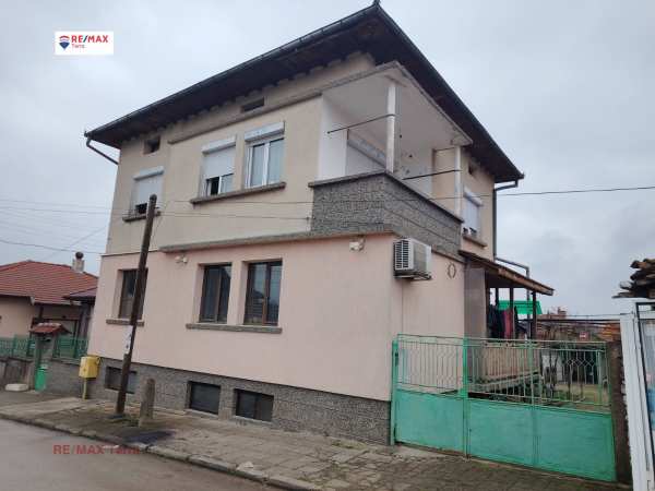 Продава етаж от къща, гр. луковит, област ловеч