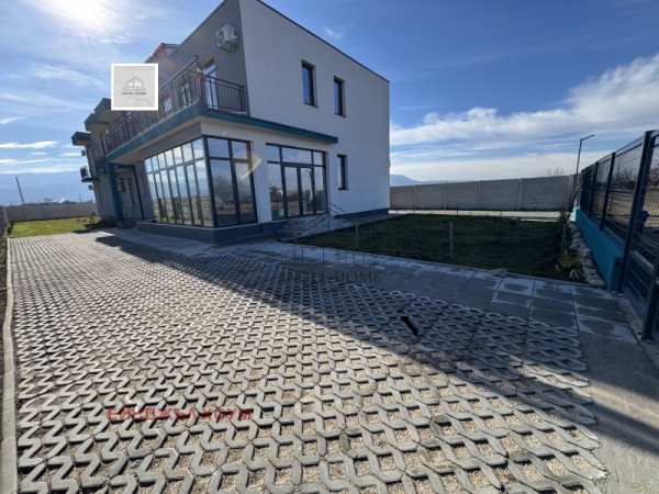 Продава хотел, с. крумово, област пловдив