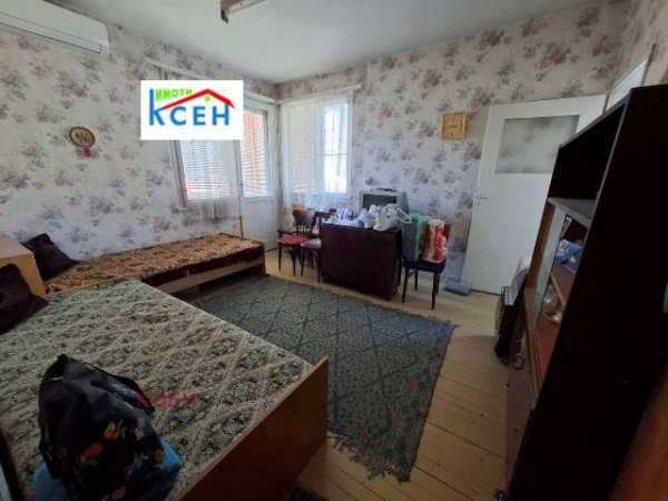 Продава етаж от къща, гр. търговище, център