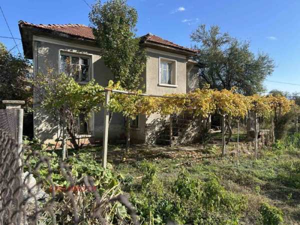 Продава  къща гр. Баня, област Пловдив
      100 кв.м