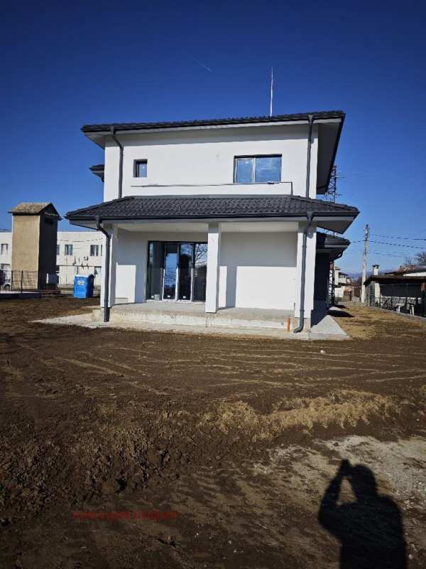 Продава  къща с. Нови хан, област София
      305 кв.м