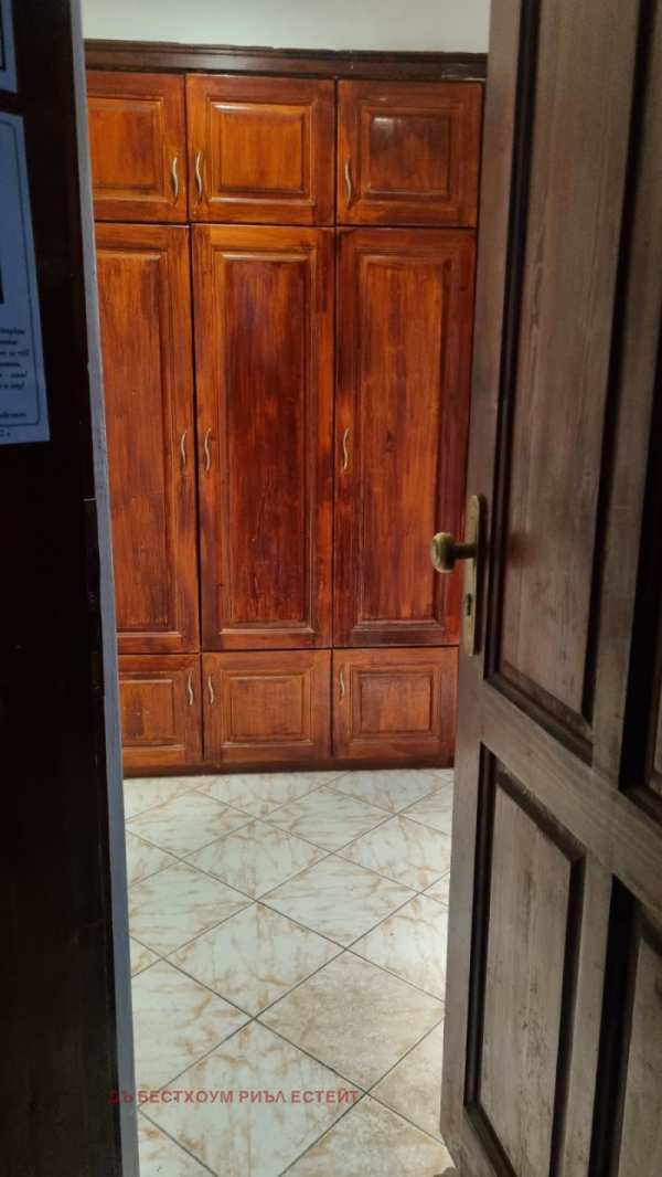 Продава  многостаен град Варна, Левски 1
      137 кв.м