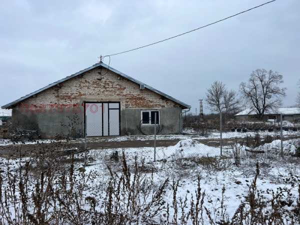 Дава под наем  пром. помещение с. Куцина, област Велико Търново
      400 кв.м