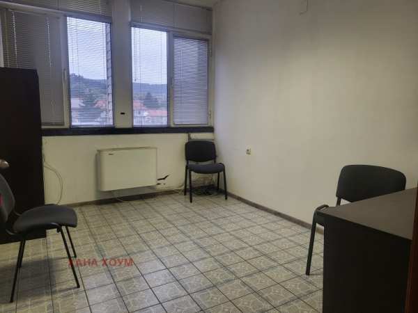 Дава под наем  офис гр. Троян, област Ловеч
      11 кв.м