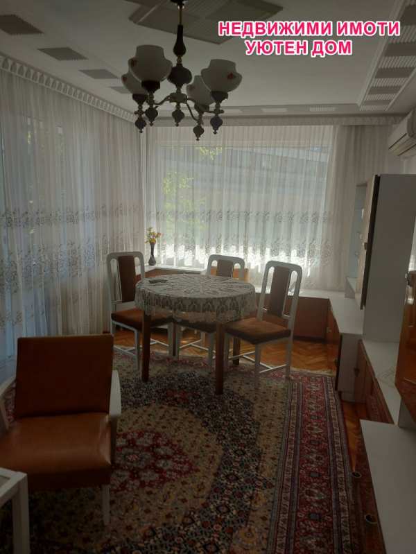 Дава под наем етаж от къща, гр. шумен, център