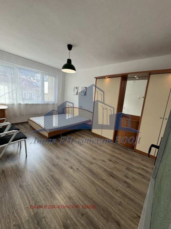 Дава под наем 3-стаен, гр. шумен, център