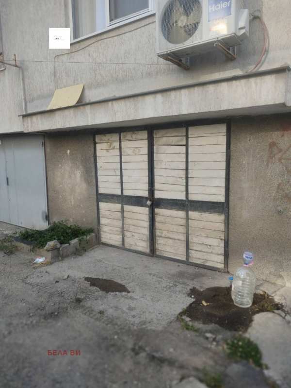 Дава под наем  гараж, паркомясто град Перник, Център
      18 кв.м