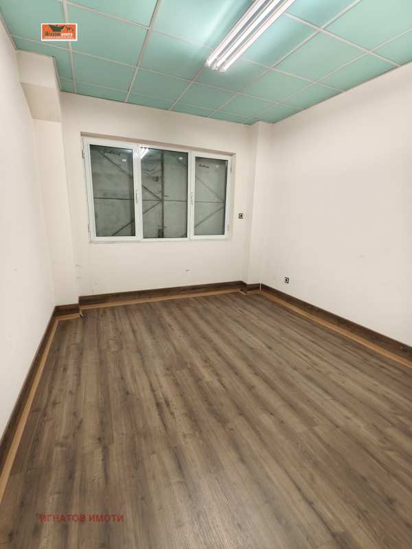 Дава под наем гараж, паркомясто, гр. пазарджик, идеален център