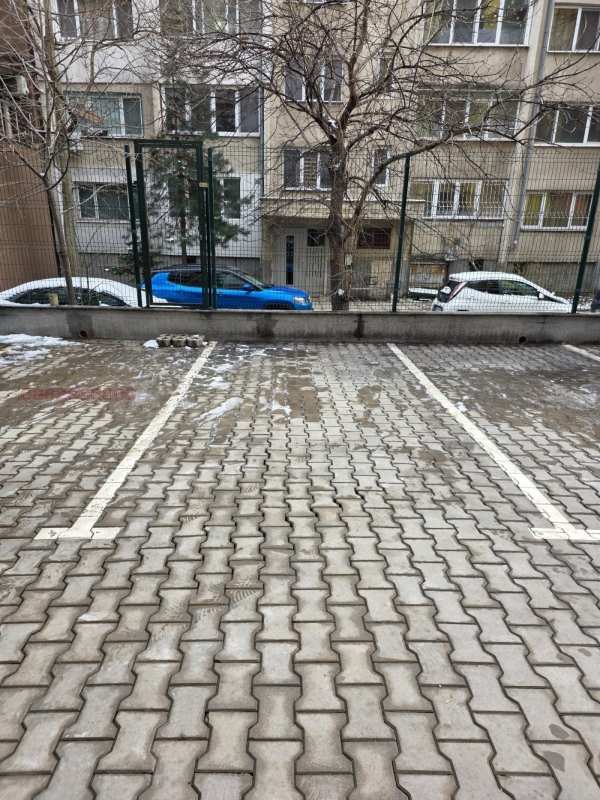 Дава под наем гараж, паркомясто, гр. софия, хиподрума