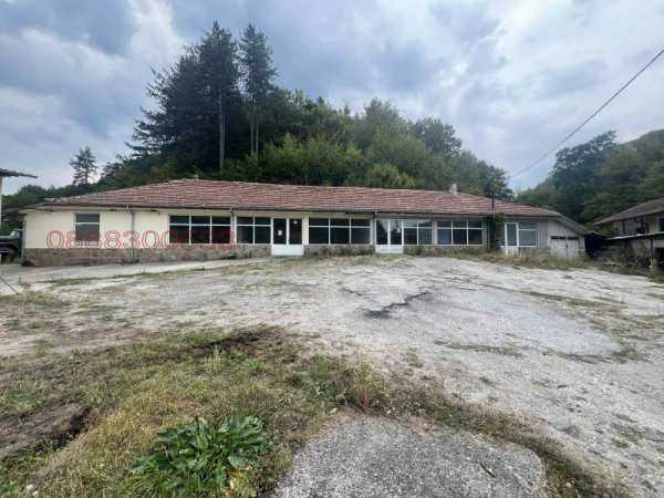 Дава под наем  пром. помещение град Габрово, Хаджицонев мост
      360 кв.м