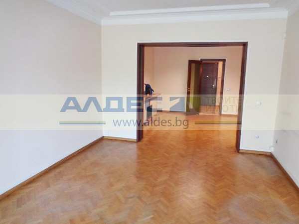 Дава под наем 4-стаен, гр. софия, център