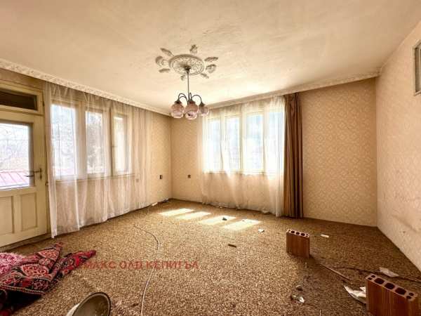 Продава  етаж от къща гр. Павликени, област Велико Търново
      120 кв.м
