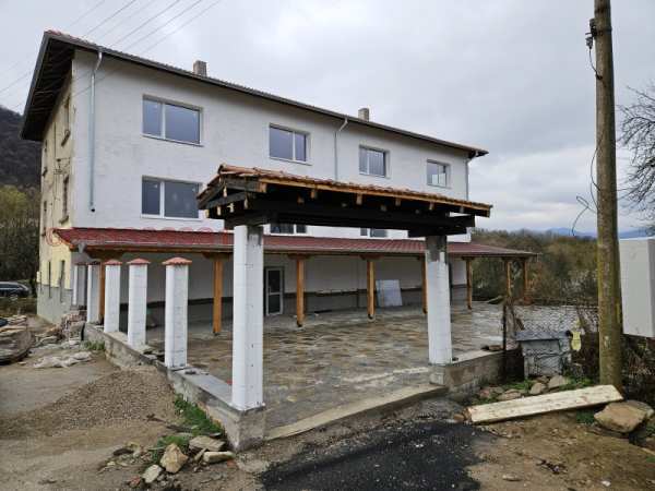 Продава  къща гр. Априлци, област Ловеч
      633 кв.м