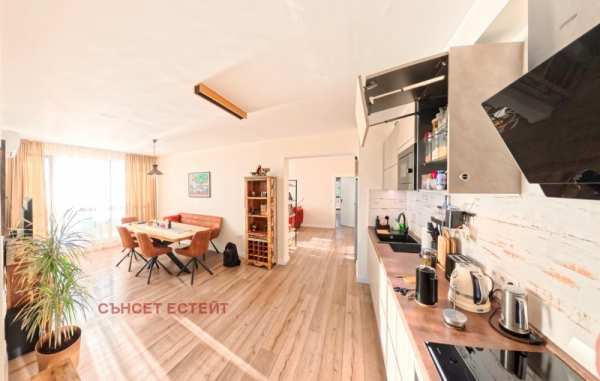 Продава  4-стаен гр. Поморие, област Бургас
      235 кв.м
