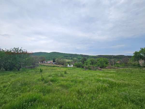 Продава парцел, с. средно градище, област стара загора