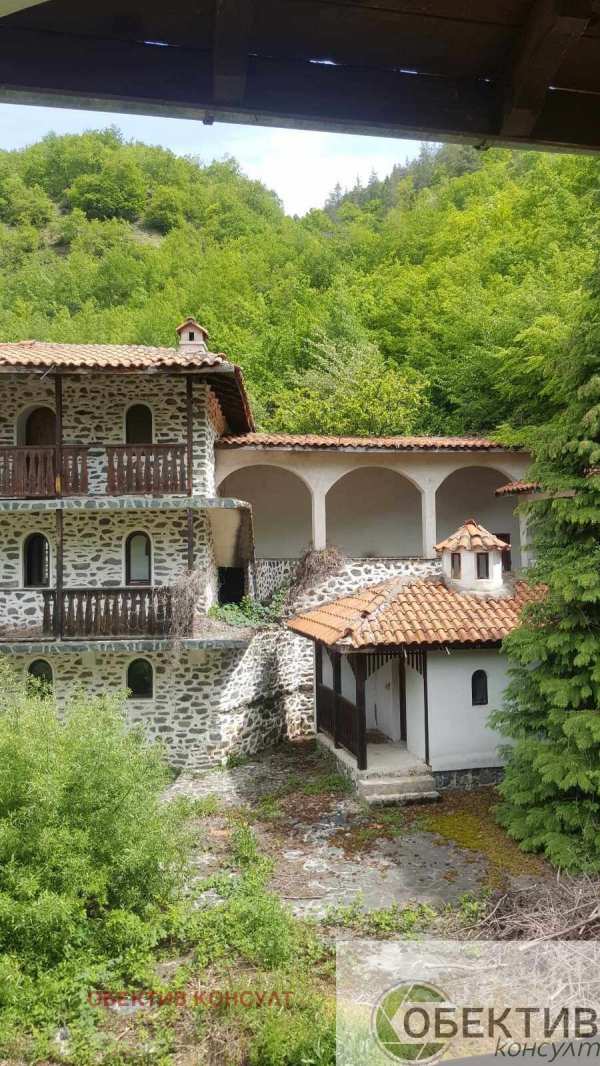 Продава хотел, с. пастра, област кюстендил