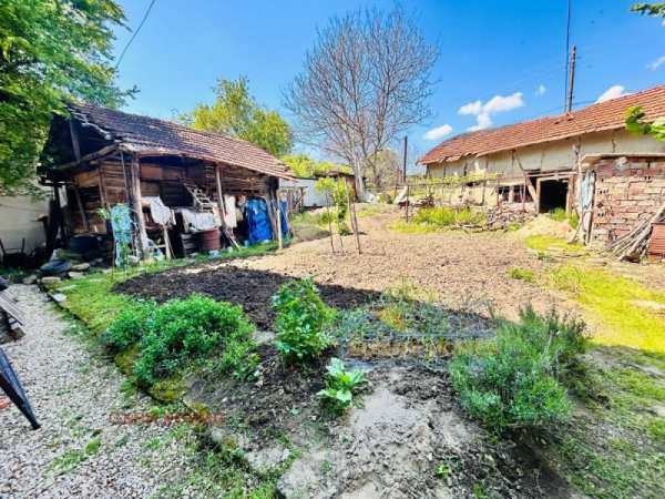 Продава етаж от къща, гр. стражица, област велико търново