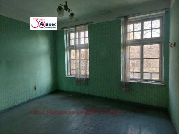 Продава етаж от къща, гр. пазарджик, център