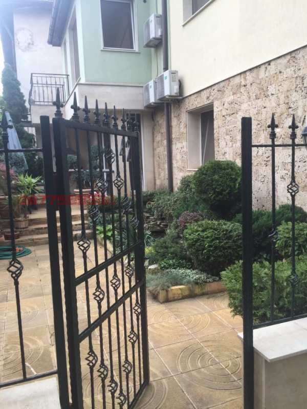 Продава етаж от къща, гр. плевен, широк център