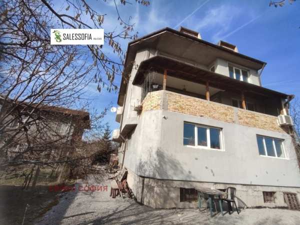 Продава  къща с. Петърч, област София
      593 кв.м