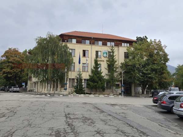 Продава бизнес имот, гр. златица, област софия област