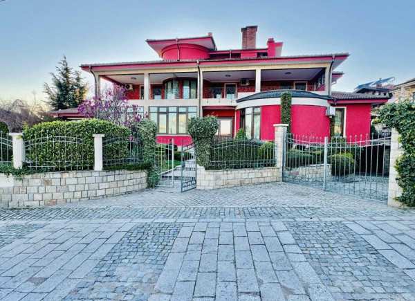 Продава  хотел гр. Карлово, област Пловдив
      1300 кв.м