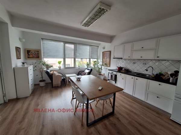 Продава етаж от къща, гр. ямбол, център
