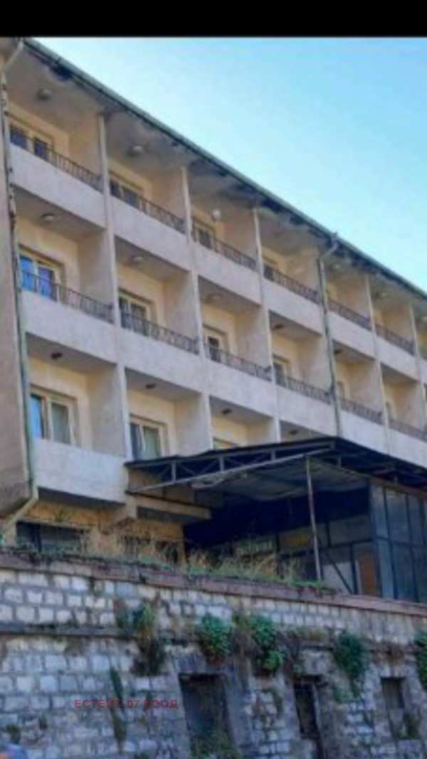 Продава  хотел с. Нареченски бани, област Пловдив
      2400 кв.м