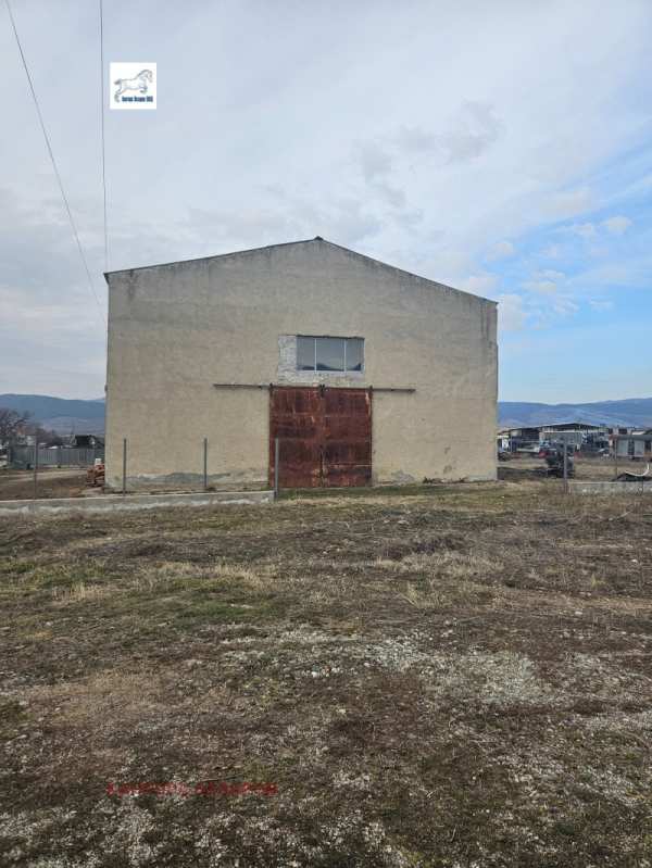 Продава склад, с. крайници, област кюстендил
