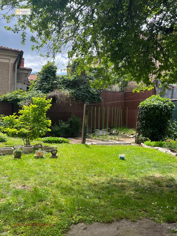 Продава етаж от къща, гр. плевен, идеален център