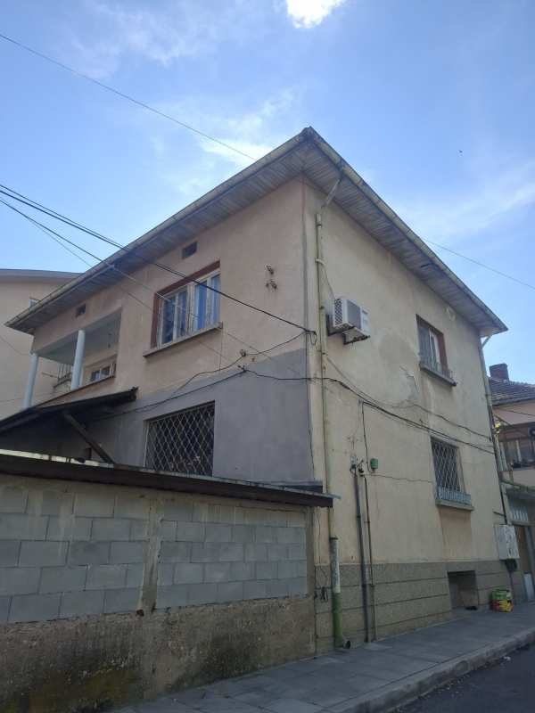 Продава етаж от къща, гр. плевен, сторгозия