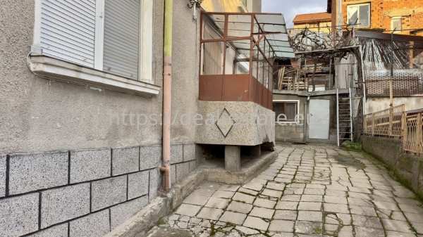 Продава етаж от къща, гр. благоевград, широк център