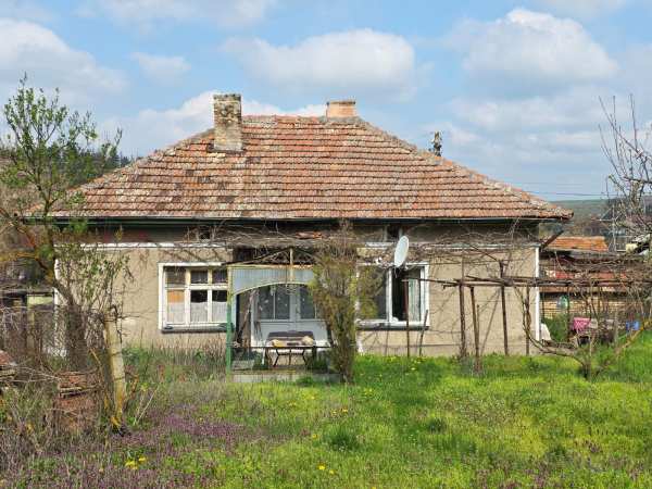Продава етаж от къща, с. побит камък, област разград