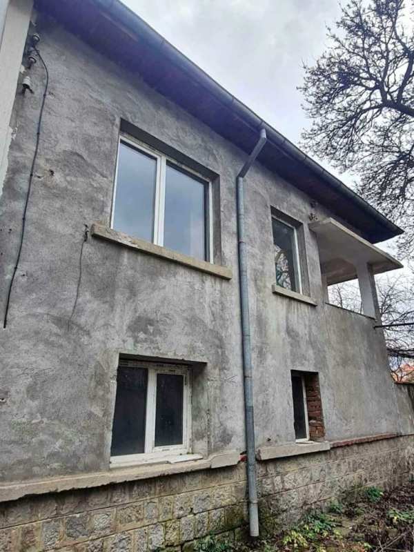 Продава етаж от къща, гр. кюстендил, център