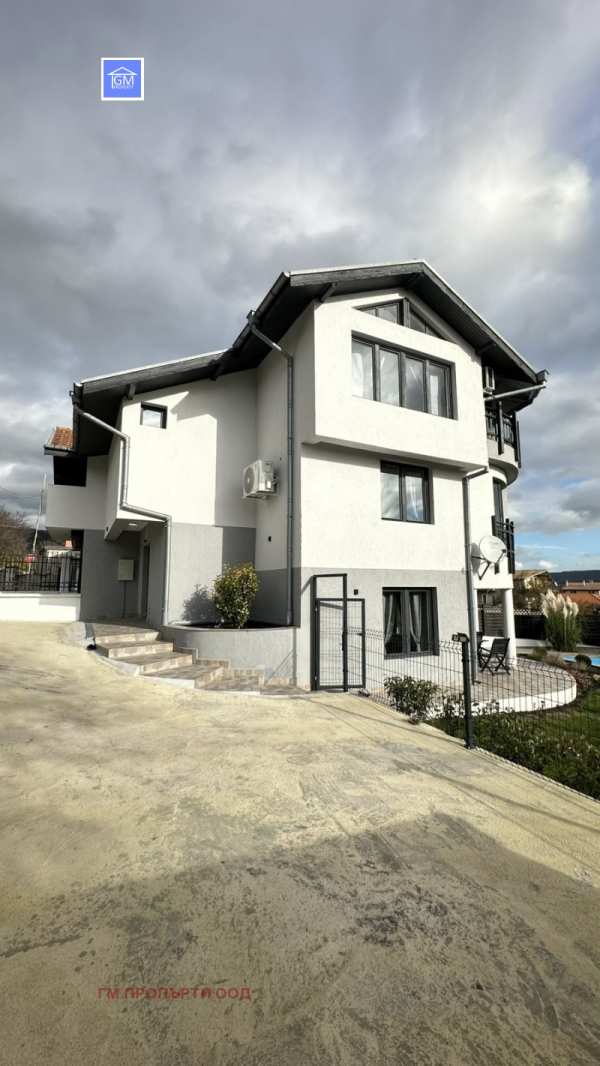 Продава  къща с. Рогачево, област Добрич
      300 кв.м