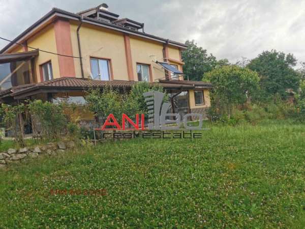 Продава  къща с. Антон, област София
      300 кв.м