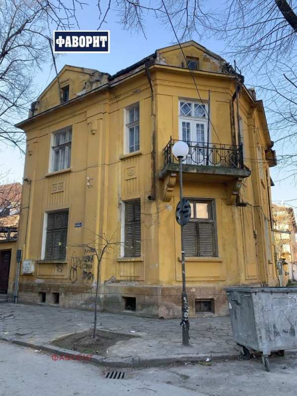 Продава етаж от къща, гр. пазарджик, идеален център