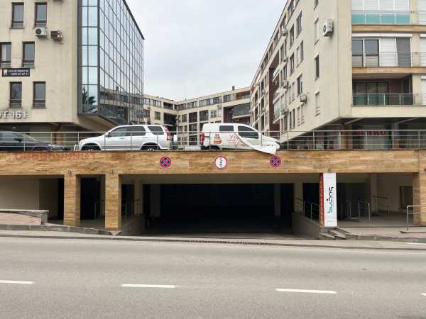 Дава под наем гараж, паркомясто, гр. кърджали, център