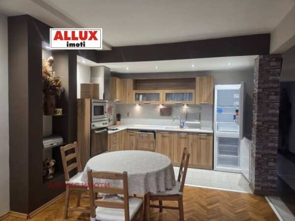 Дава под наем  4-стаен град Русе, Център
      100 кв.м