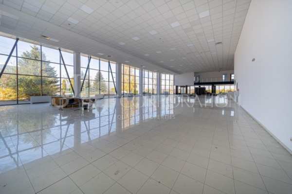 Дава под наем бизнес имот, гр. божурище, област софия област