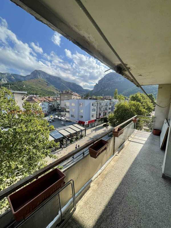 Дава под наем 4-стаен, гр. враца, център