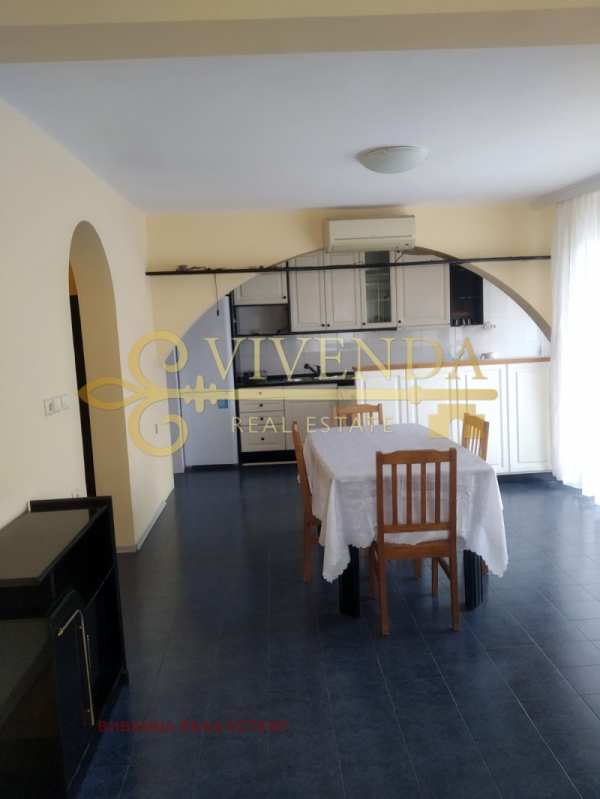 Дава под наем 4-стаен, гр. плевен, широк център