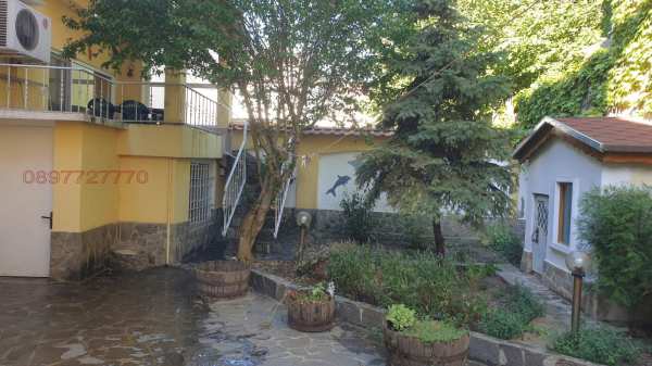 Дава под наем етаж от къща, гр. варна, център